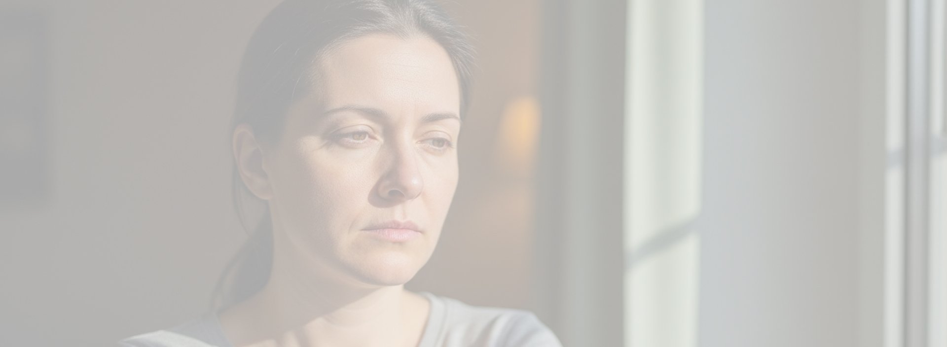 Девушка грустно смотрит в окно